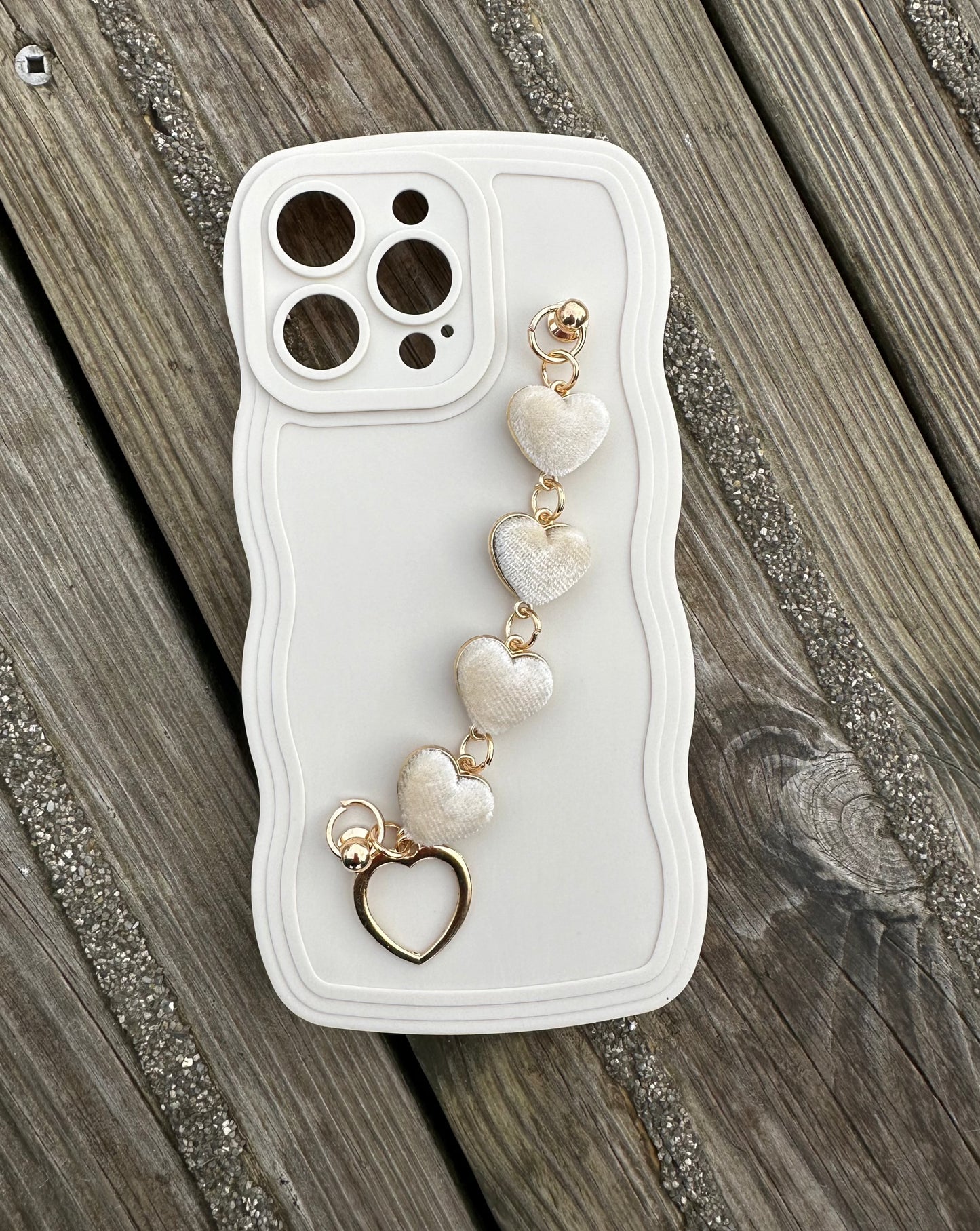 Wavy Edge Heart Embrace Cream Phone Case