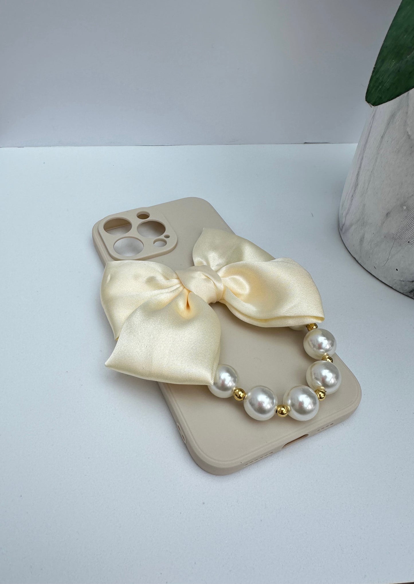 Bowtique Phone Case with Pearl Hand Strap